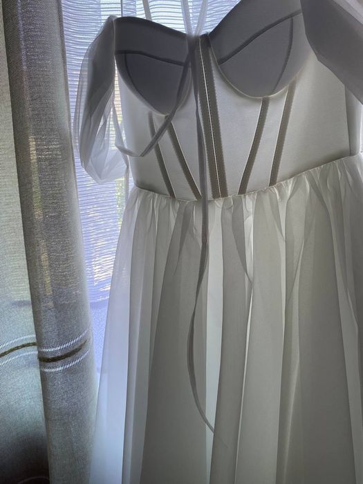 Продам біле плаття для розписки або весілля