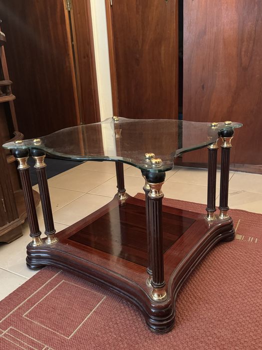 Mesa de vidro com madeira
