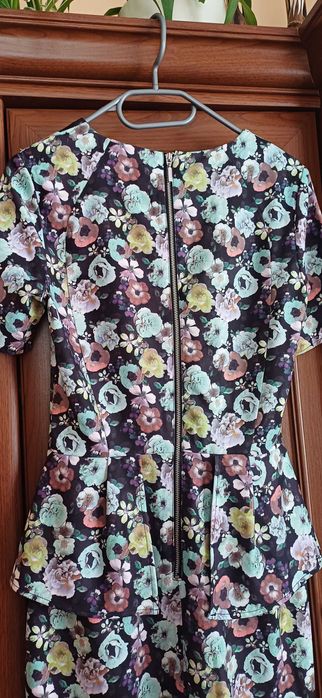 Sukienka w kwiaty H&M z baskinką r. 36
