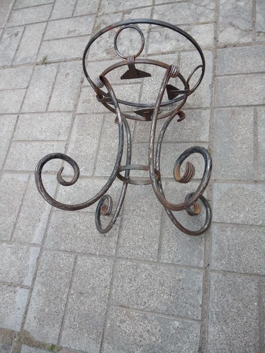 Кована підставка для вазонів