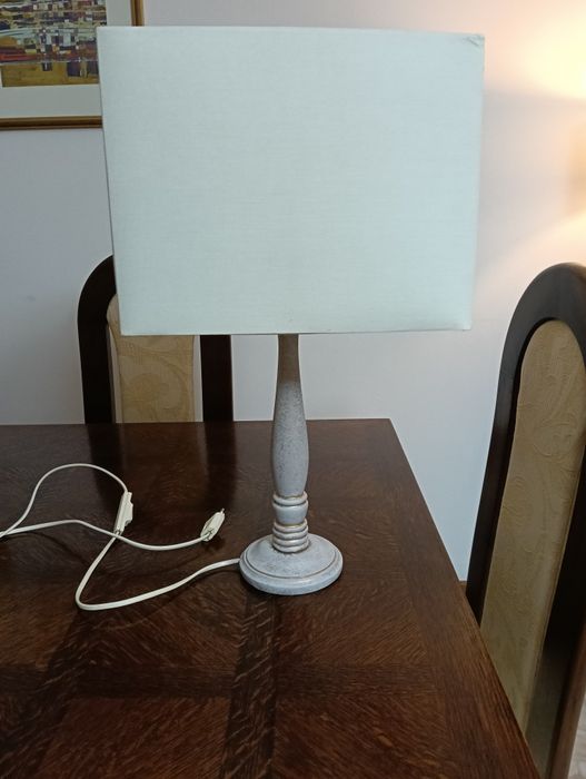 Candeeiro de mesa em excelente estado com abajur incluído