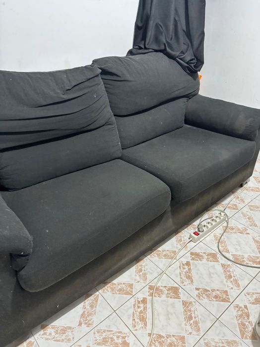 Sofá preto usado mas em bom estado