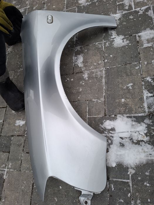 Audi a4 b7 blotnik przedni lewy srebrny ly7w