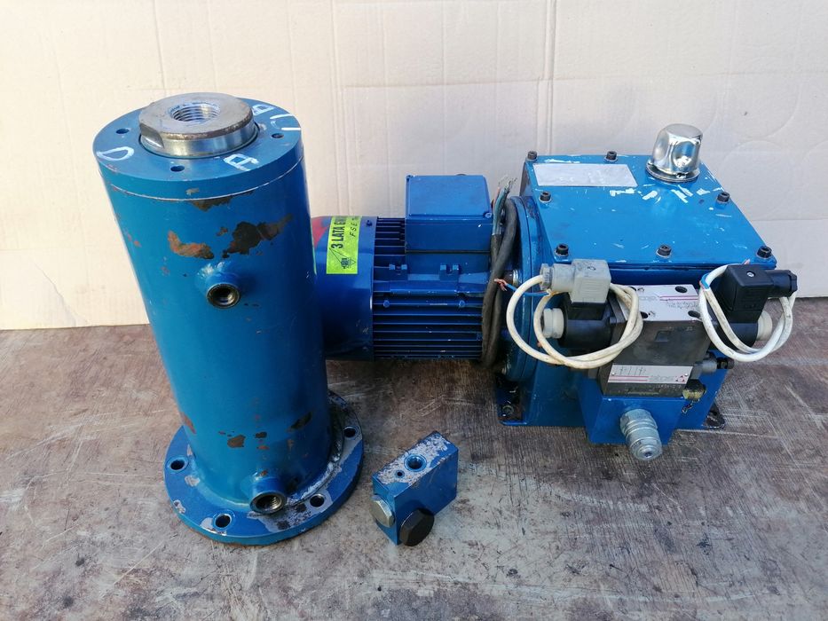 Pompa hydrauliczna z silnikiem i tłokiem