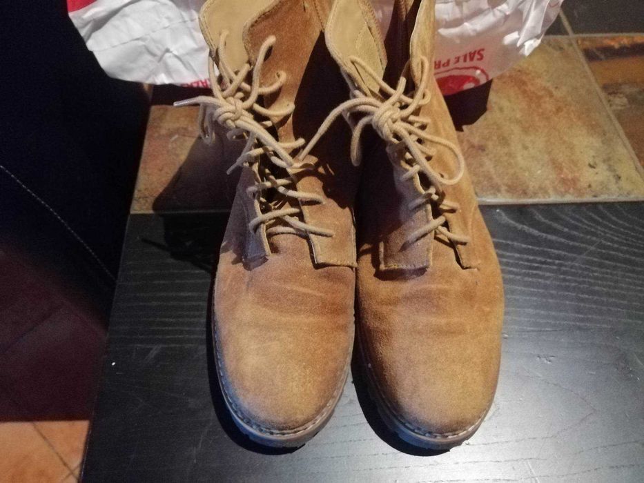 Botas em camurça de cor beje