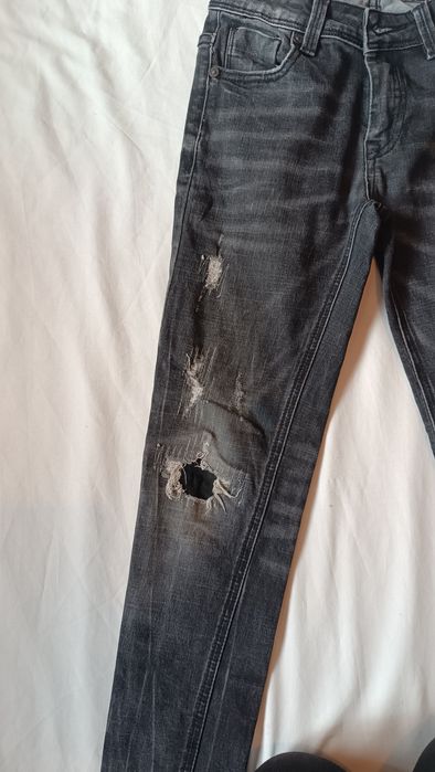 Calças de ganga pretas. Efeito roto. 10 Anos