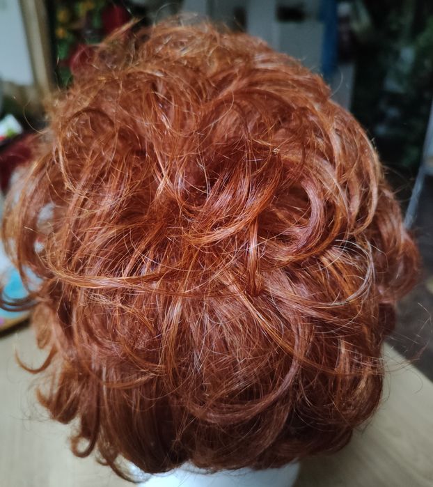 Peruka z włosów syntetycznych