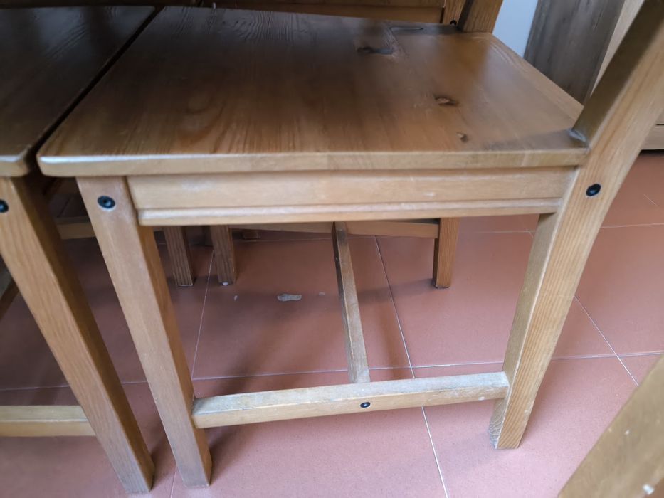 Conjunto mesa e cadeiras em madeira maciça praticamente novos