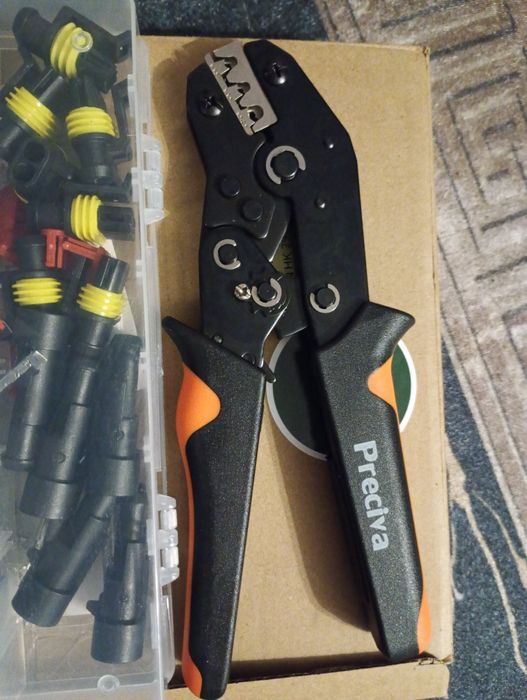 Zestaw szczypce do przewodów oraz 350  złączek, kostek itp.