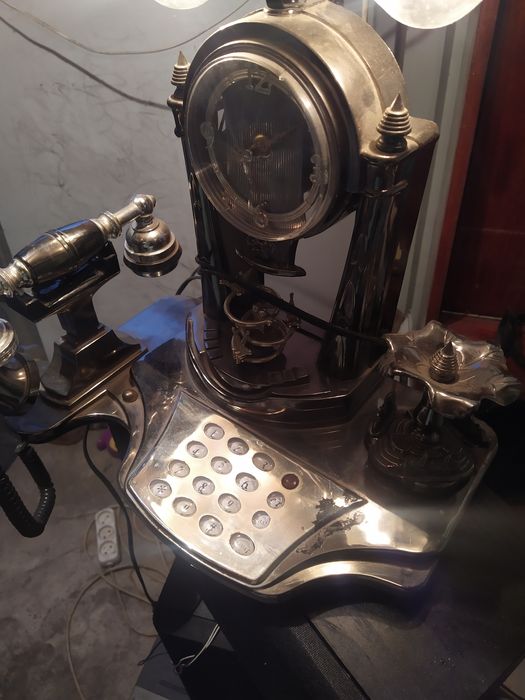 Продам часы будильник и телефон