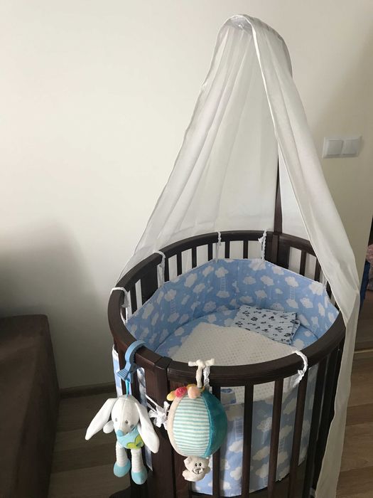 Łóżeczko Stokke Sleepi Mini z materacem i baldachimem.