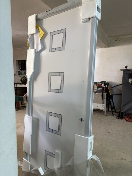 Vendo porta para o exterior em PVC