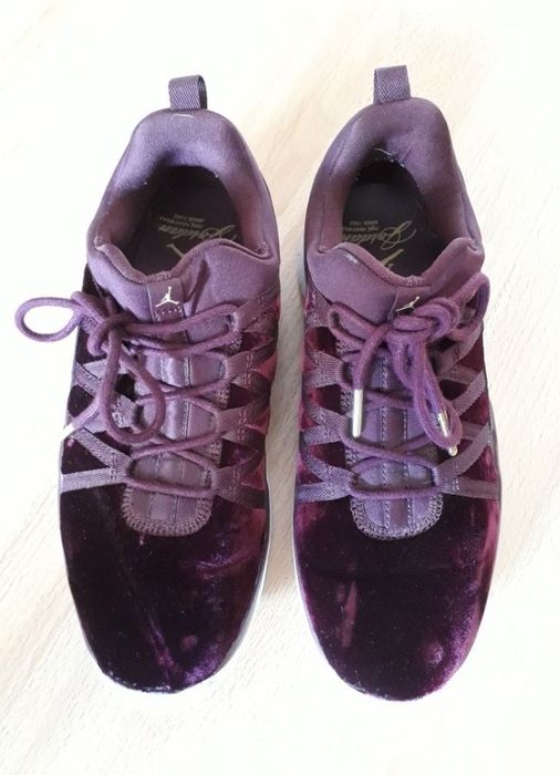 Śliczne buty JORDAN  damskie aksamit rozm.39(24.5cm)