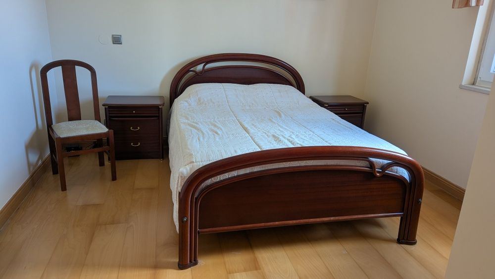 Mobília de quarto (cama, cabeceiras, cadeira, cómoda)
