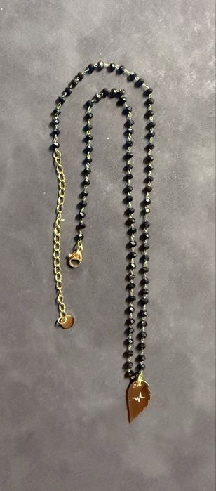 Naszyjnik z zawieszką w ksztalcie skrzydła i napisem