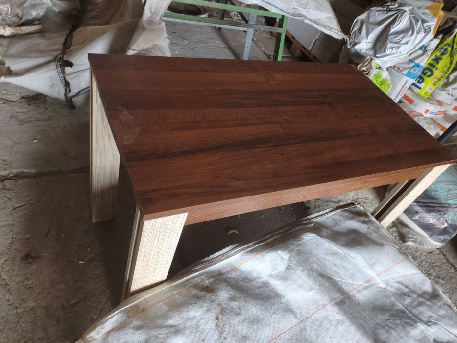 Stół z krzesłami / stołkami