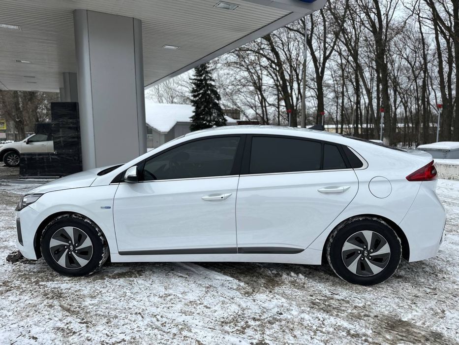Hyundai Ioniq hybrid в идеальном состоянии