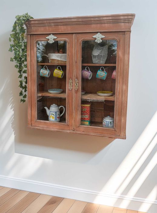 Armário de parede antigo