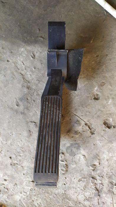 Электронная педаль Мерседес