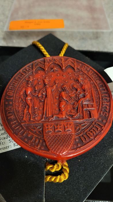 Dwie repliki odcisków pieczęci w wosku.