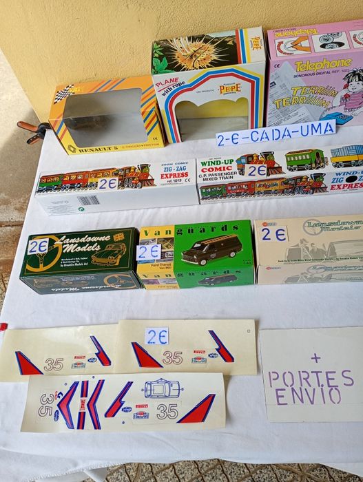 Várias embalagens de brinquedos antigos