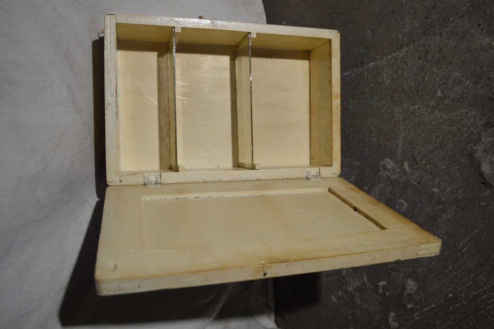 stara szafka apteczka prl drewniana