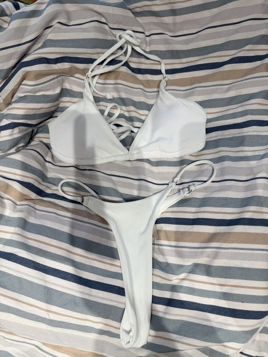 Biały strój kąpielowy