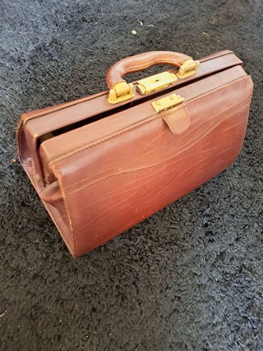 Mala de medico em pele com chave