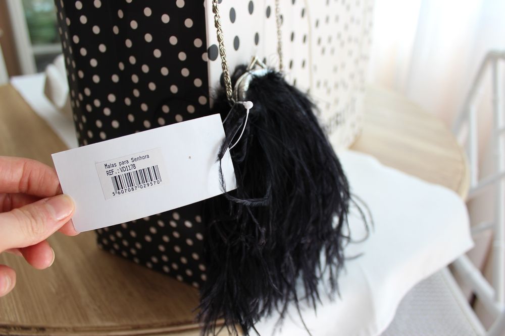 Pochet / Clutch com penas pretas, nova, com etiqueta