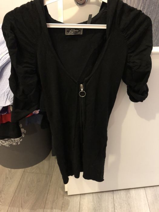 Sweterek guess czarny z kapturem modny marszczenia sexi hit