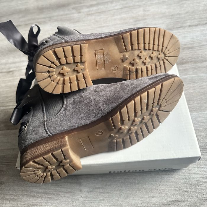 Zamszowe botki na płaskiej podeszwie z wiązaniem z tyłu - rozmiar 37