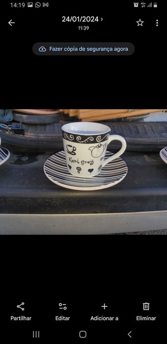 Conjunto de chaveva de café e pires para coleção