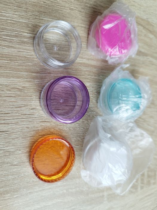Zestaw pojemniczków balsam do ust, brokat do paznokci