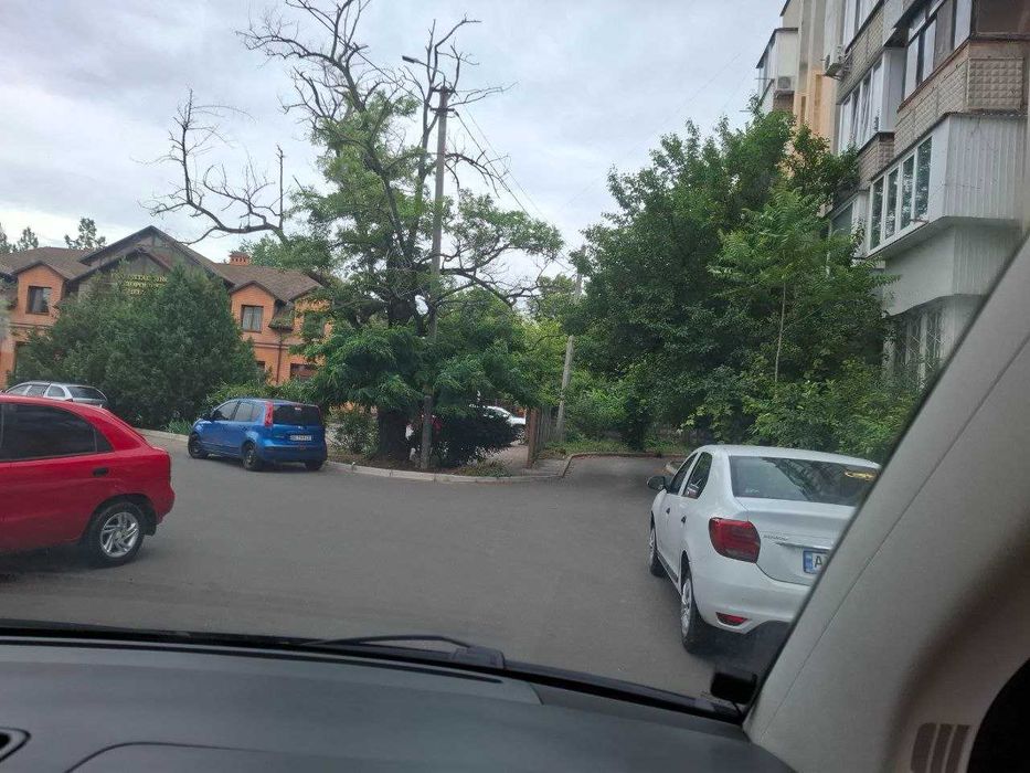 Продам Полуподвал,подвал со светом,туалетом,металопласт.окна в лесках