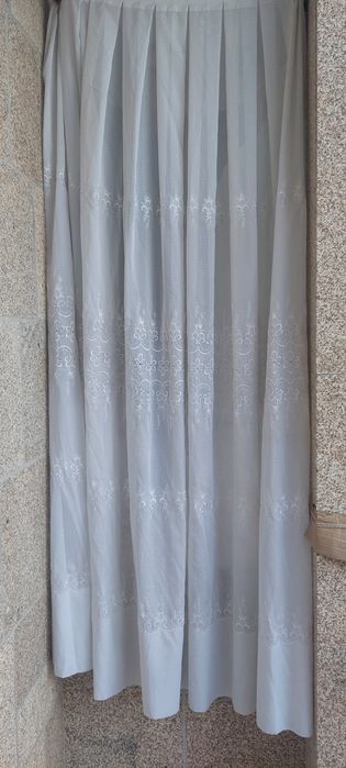 Cortinas brancas com motivos