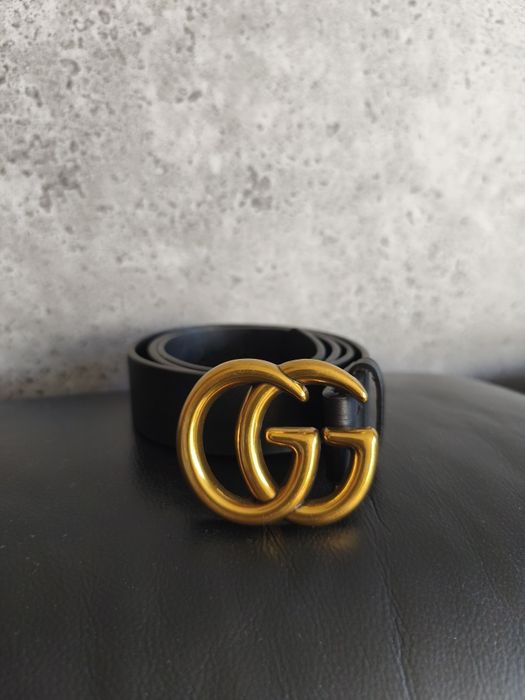 Czarny pasek ze złotą klamrą