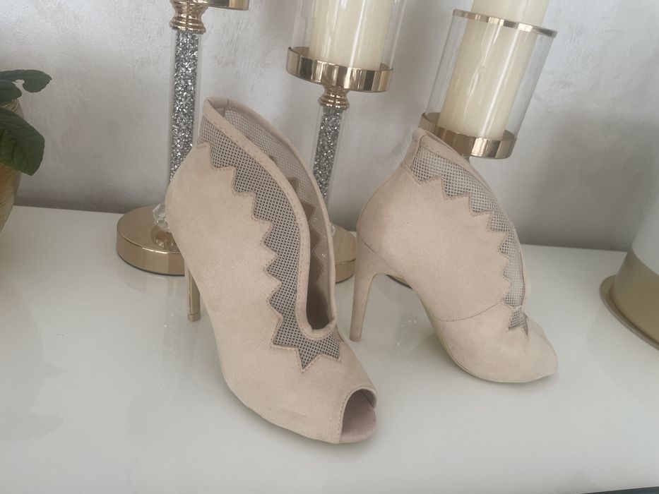 Beżowe botki z odkrytymi palcami