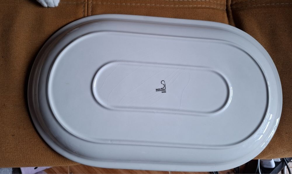 Two porcelain serving platters.430851771325501445