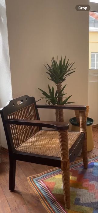 Poltrona estilo boho em madeira e bambu