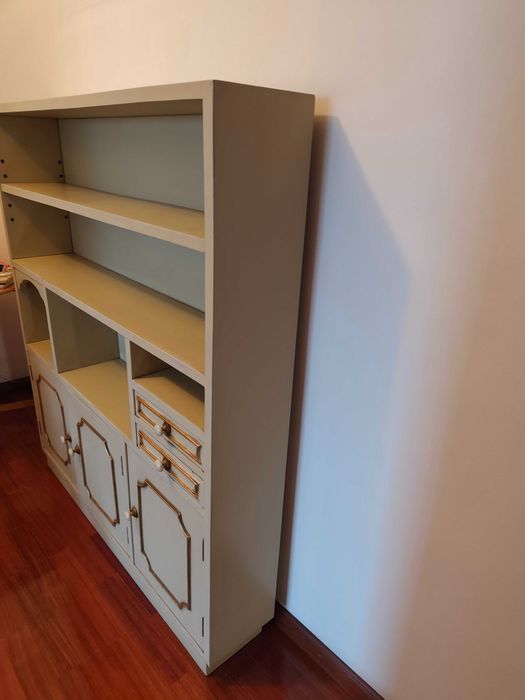 Estante clássico com portas e gavetas