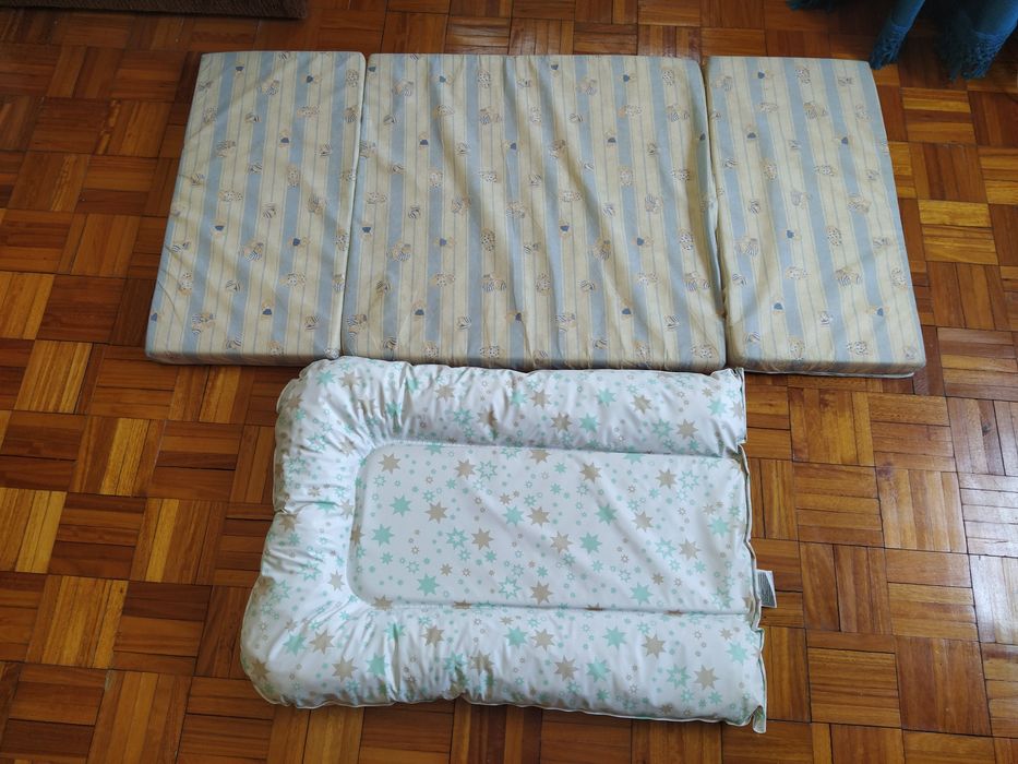 Conjunto de bébé. Colchao de berco e fraldario