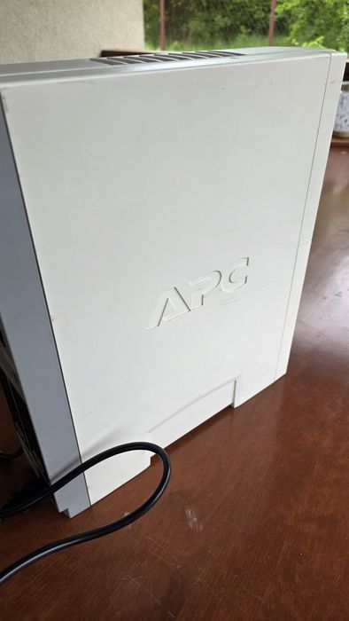 UPS Zasilacz awaryjny APC 1500RS