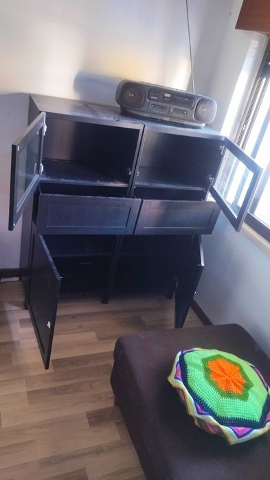 Móvel de Sala com portas em vidro, em madeira e gavetas