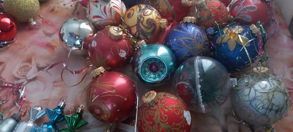 Продам новогодние шары большие.