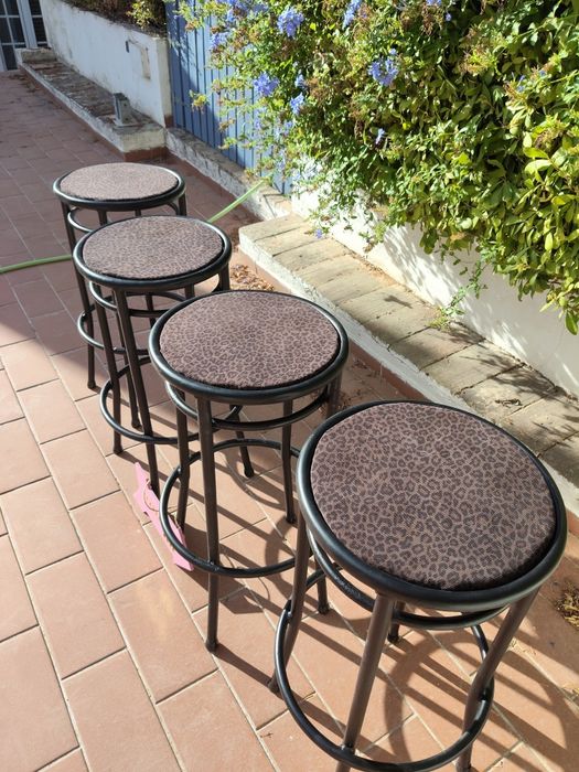 Conjunto de 4 bancos de bar – Preto e padrão leopardo