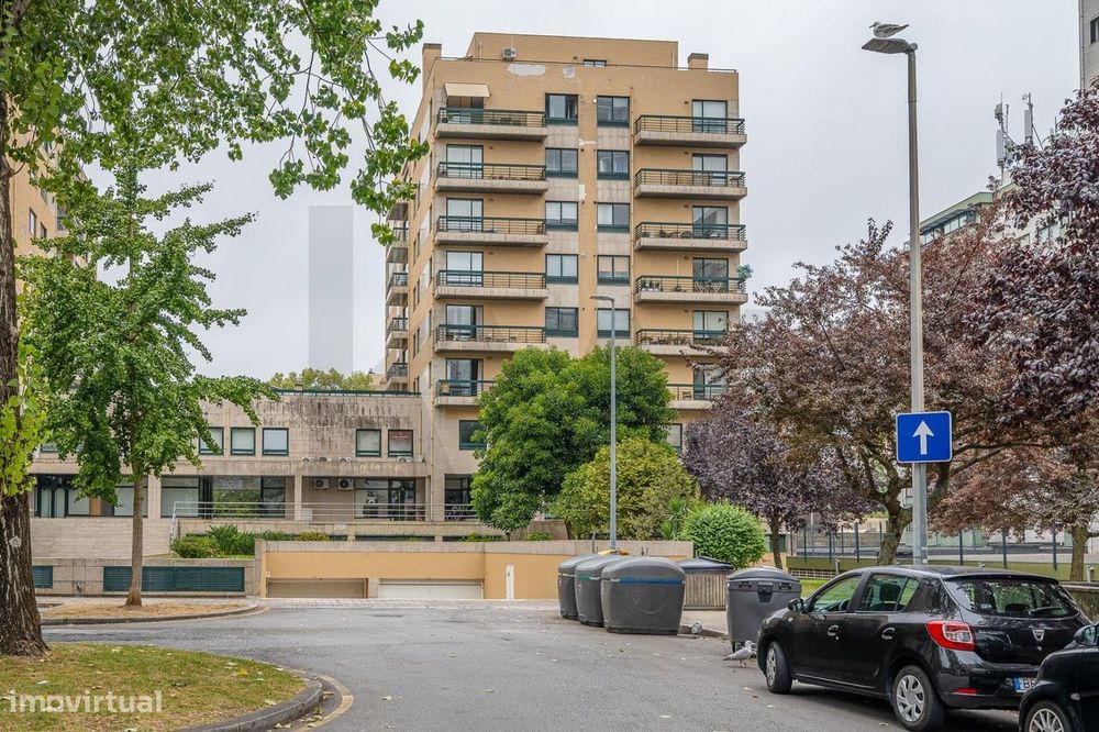 Apartamento T2 com varanda e garagem no Pinheiro Manso, Porto