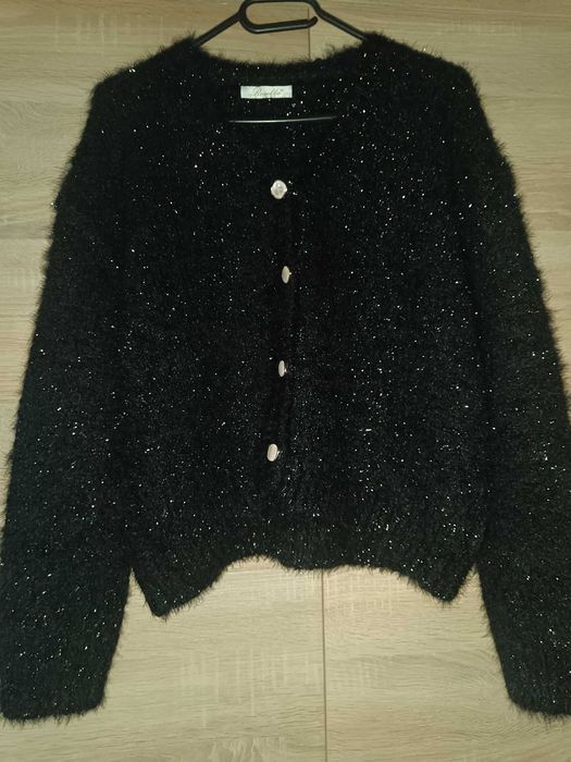 Piękny czarny sweterek na guziki