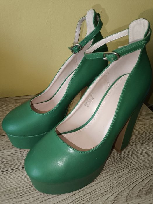 Buty czółenka na platformie słupku