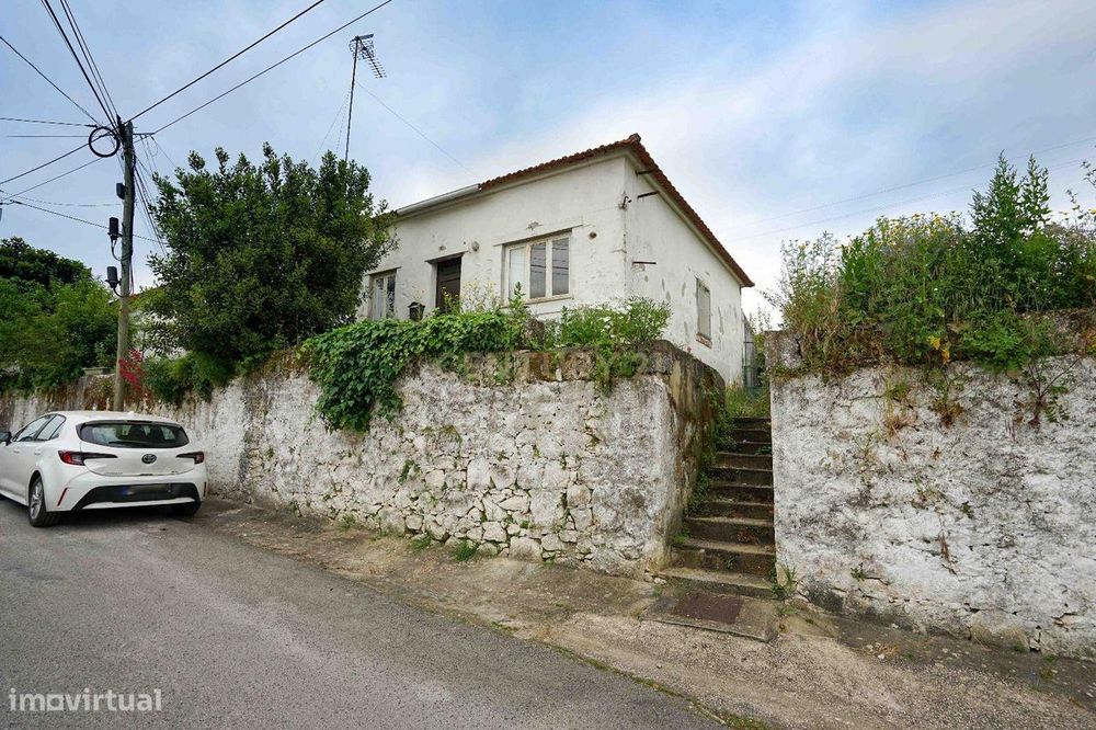 Venda conjunta de 3 casas geminadas mais terreno rústico  em vila More