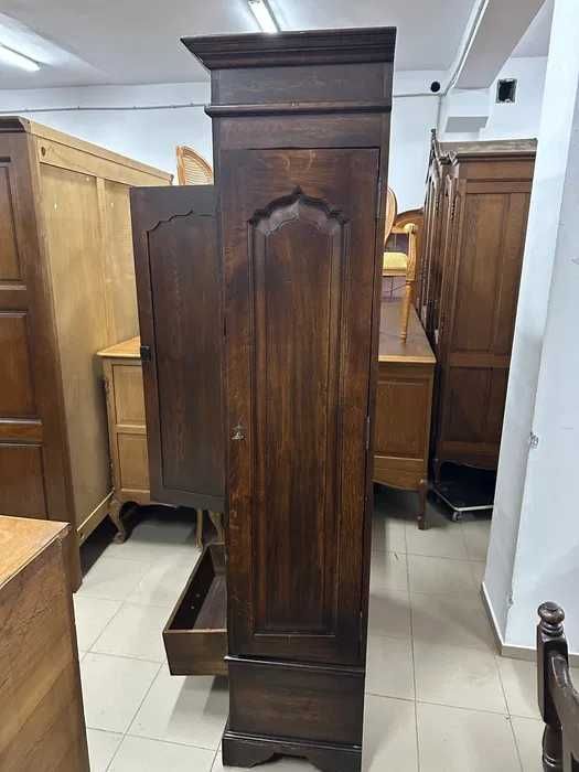 Wyjątkowa, klasyczna szafa z drzwiami bocznymi i szufladą.